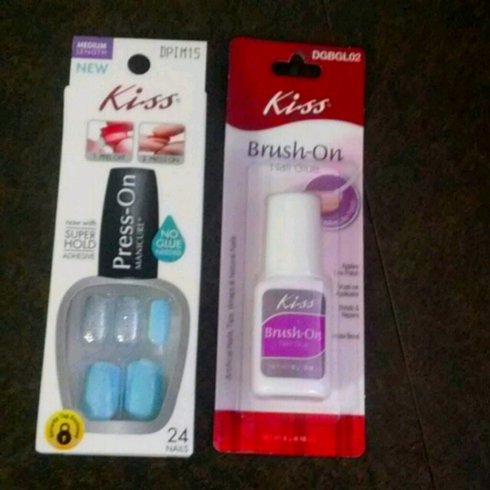 Nail glue and glue on nails
